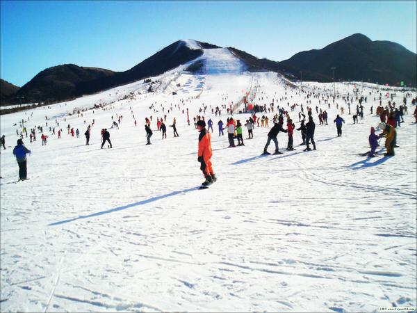 金寨莲花山滑雪场：点燃冬季冰雪经济新引擎