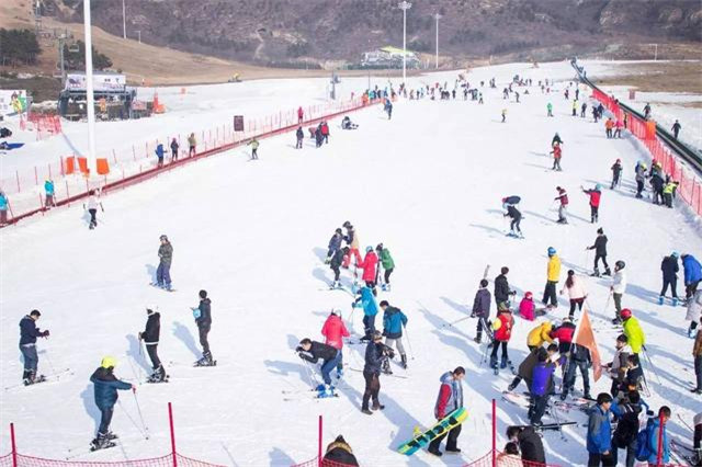 越野世家：自驾石京龙滑雪，在雪里撒欢