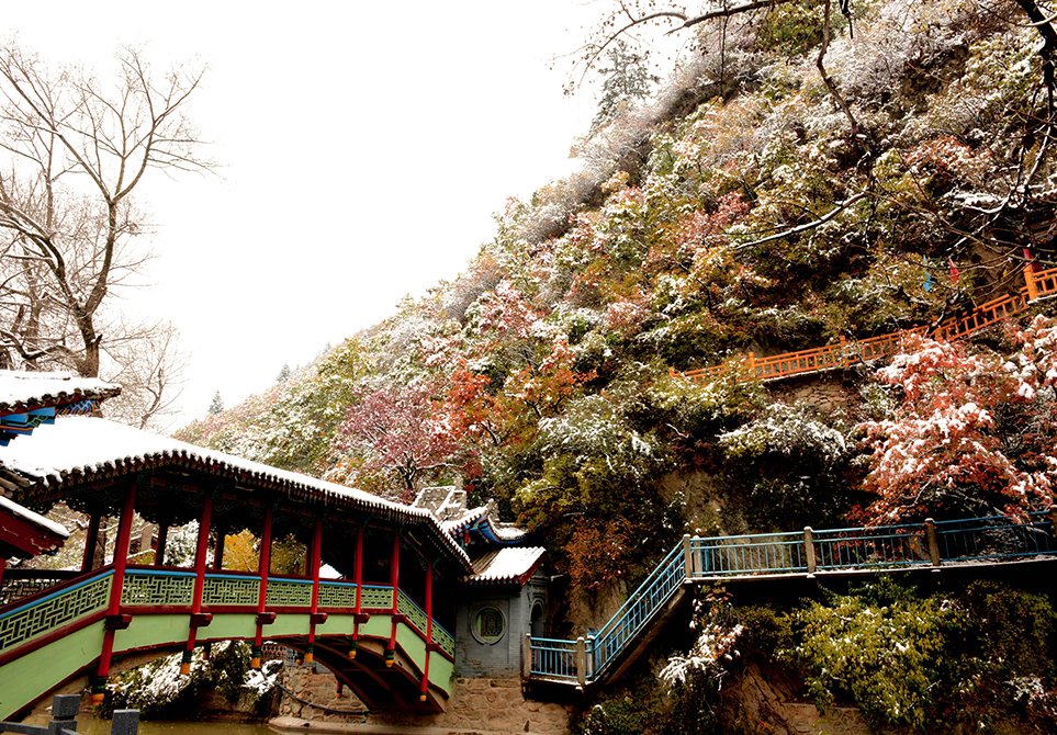 旅游景点 兴隆山 兴隆山位于兰州市榆中县城西南五公里处,距兰州市60